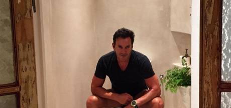 Gerard Joling laat zien dat hij er letterlijk 'schijt' aan heeft