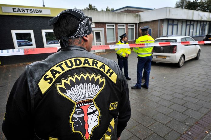 Archiefbeeld van een politie inval in het clubhuis van Satudarah aan de Parkweg in Enschede.