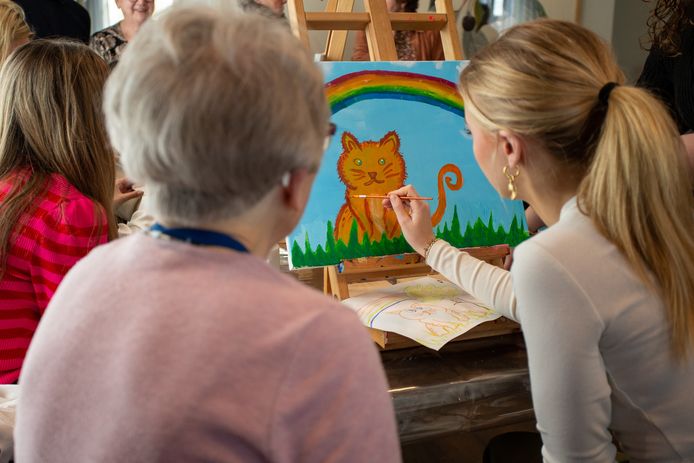 Ouderen met dementie in Het Gastenhuis en leerlingen van het Pax Christi College maken samen een schilderij. Het levensverhaal van de ouderen dient als inspiratie.