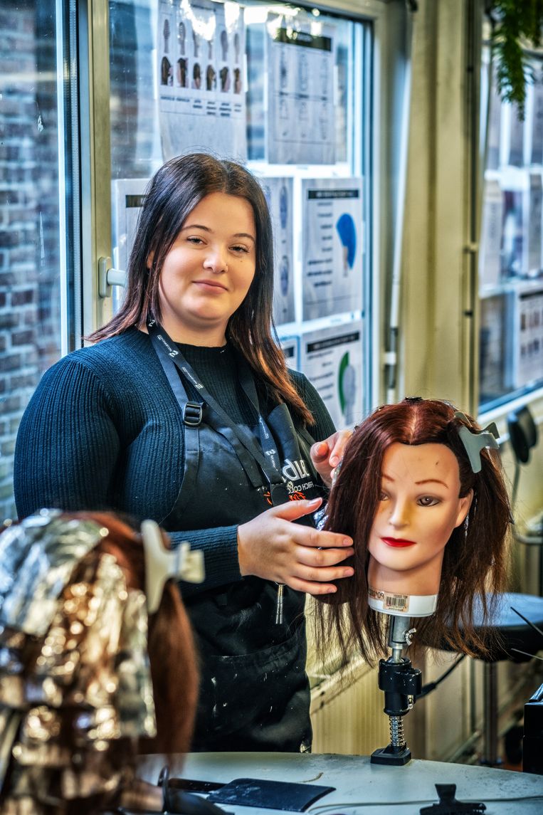 Leerling Silvana: ‘Zodra ik achttien ben, ben ik hier weg. Ik hoef geen diploma. Mijn zus heeft een kapsalon waar ik zo kan starten. School is tijdverlies.’ Beeld Tim Dirven