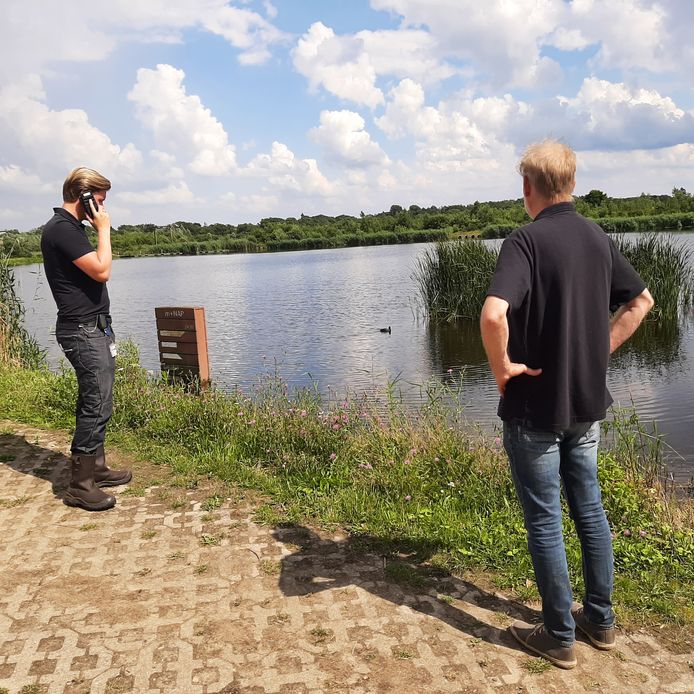 Andras Koops en Mart Hilferink van het Waterschap Vechtstromen nemen poolshoogte bij het Kristalbad.