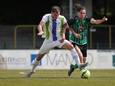 Ricardo Kessels van Sporting Hasselt in een stevig duel met Rayan El Bahri van Jong Cercle Brugge.
