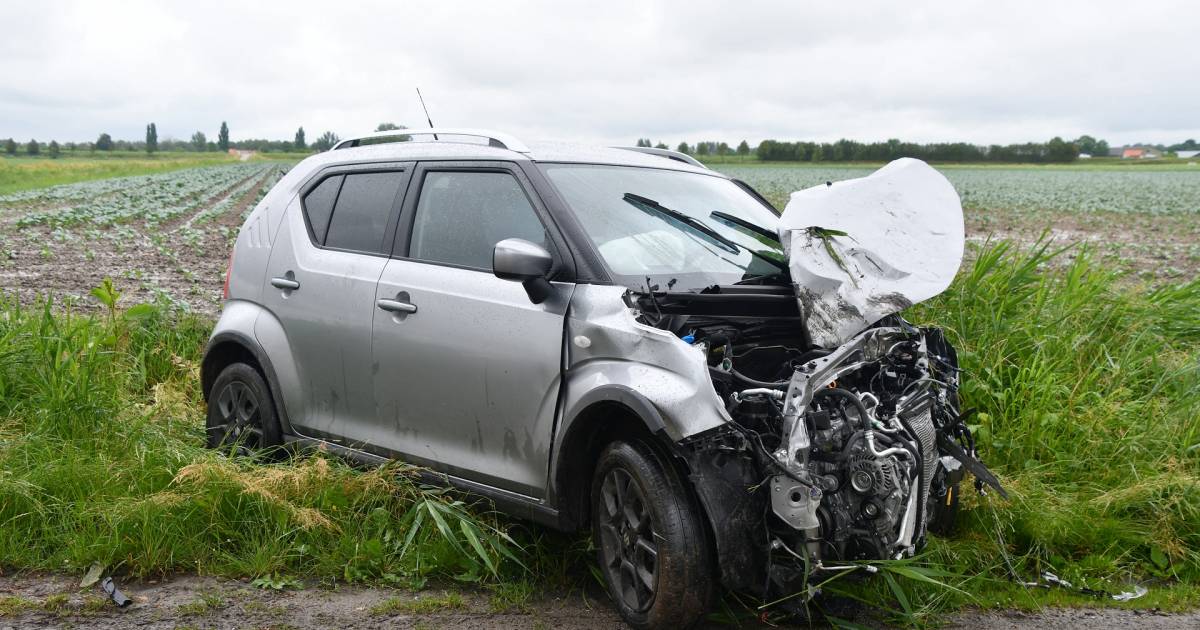 Kop-staart aanrijding tussen twee autos in Groningen.