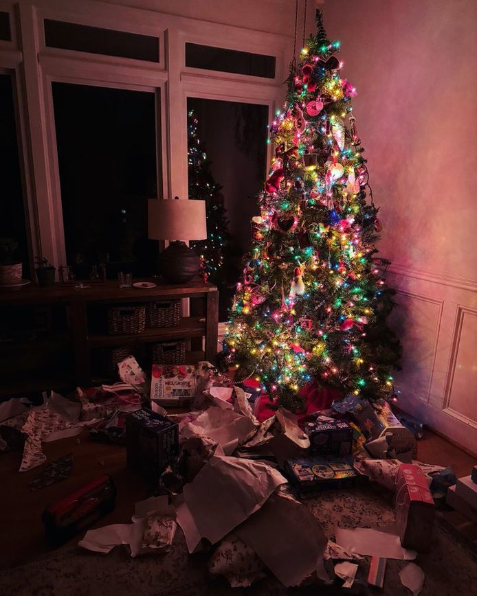 De vader van de peuter trof de boom en alle uitpakte cadeautjes midden in de nacht zo aan.