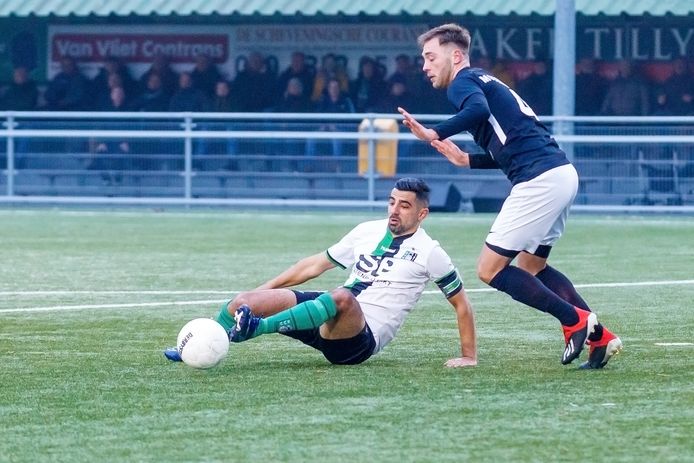 Mehmet Aldogan maakt een tackle.