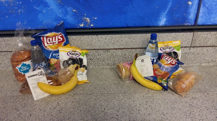 2 overlevingspakketjes,  links van Jumbo City en rechts van AH To Go.