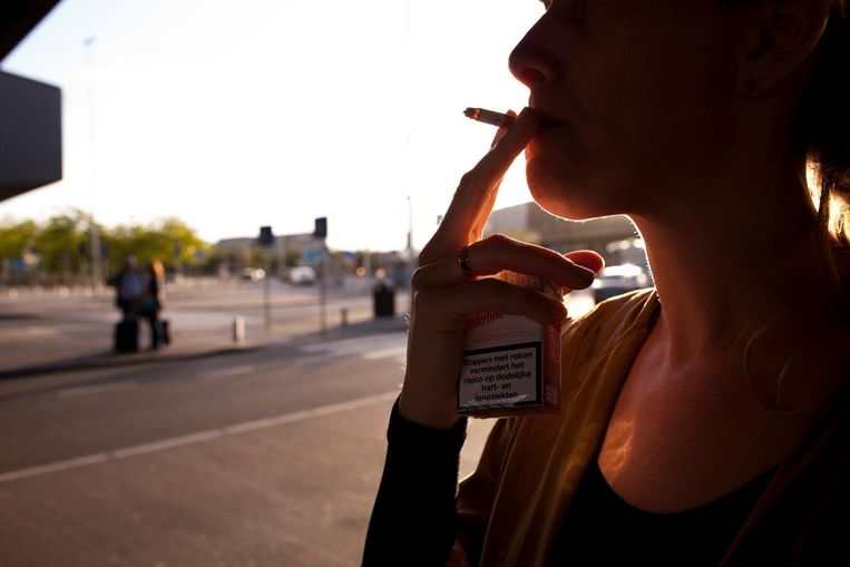 Een vrouw rookt een sigaret. Beeld ANP