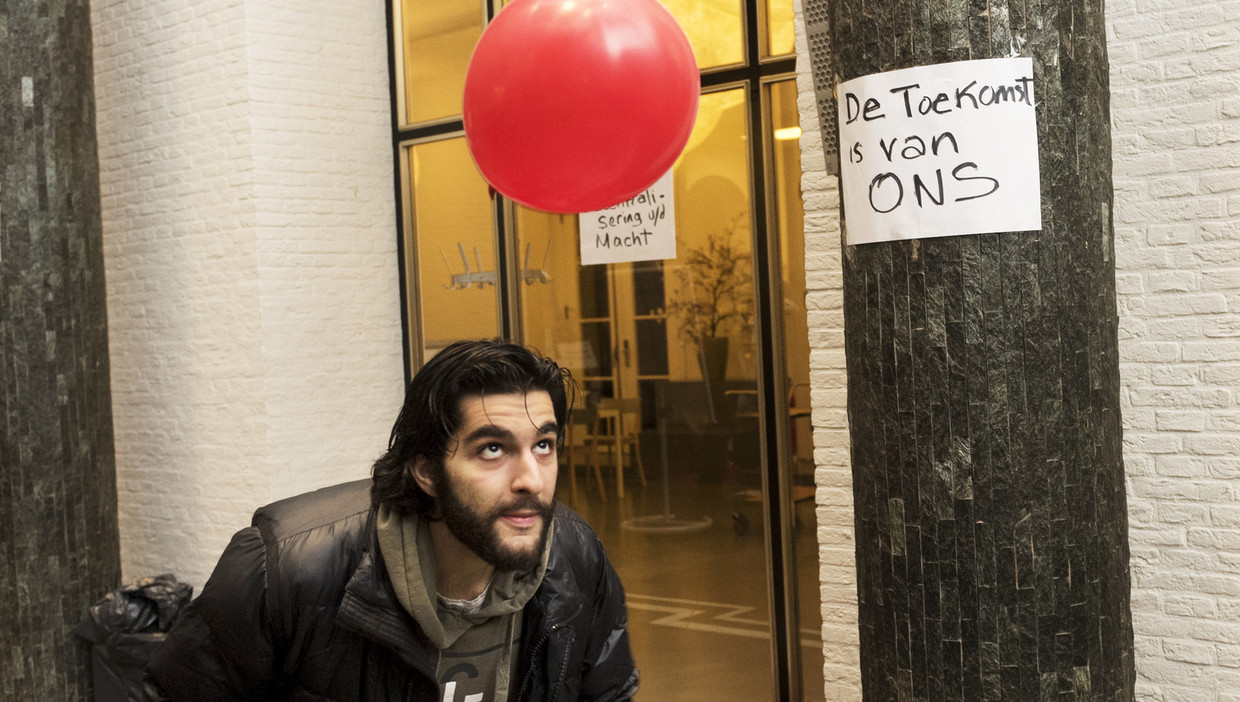 Een van de bezetters van het Maagdenhuis. Beeld Sanne De Wilde