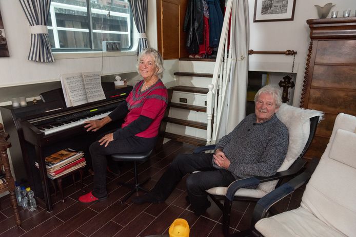 Tineke Heek en Ad Verroen, overwinteraars in de Eemhaven, in de salon van hun woonboot Avontuur.