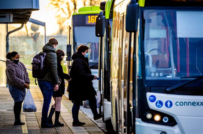 Reizigers stappen in op busstation Heinenoord aan de Reedijk