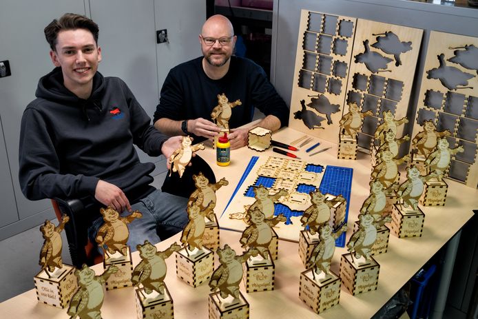 Vrijwilliger Morris van Merwijk (links) en Joost Jegen maken op miniatuur Ollies, het symbool van carnaval in Zaltbommel.