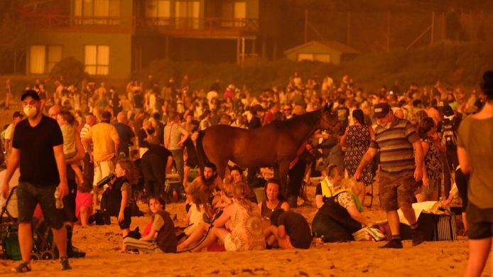 Malua Bay, duizenden mensen vluchtten in zuidoost-Australië naar het strand door hevige branden.