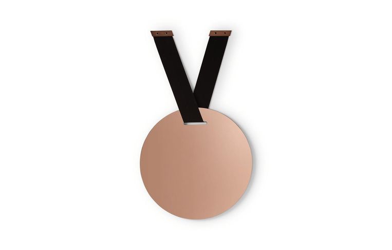 Medal Mirror van Juan Soriano Beeld Made.com