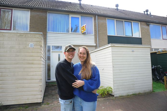 Floortje van Waterschoot (24) en Pepijn Schoones (20) zijn dolblij met hun eerste koophuis.