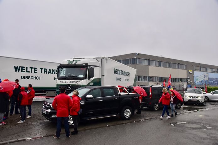 Leden van de vakbond aan het geblokkeerde distributiecentrum in Wevelgem.