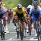 Alweer net niet voor Wout van Aert: Dylan Groenewegen is in massasprint  sneller dan de gele trui