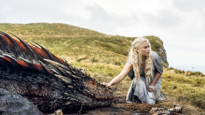 Daenerys Targaryen, de drakenmoeder, wordt in ‘Game of Thrones' gespeeld door Emilia Clarke.