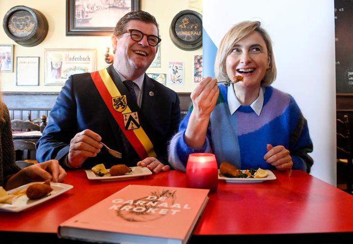 Burgemeester van Oostende Bart Tommelein en minister van Visserij Hilde Crevits proeven garnaalkroketten uit Oostende, uitgeroepen tot eetbaar erfgoed.