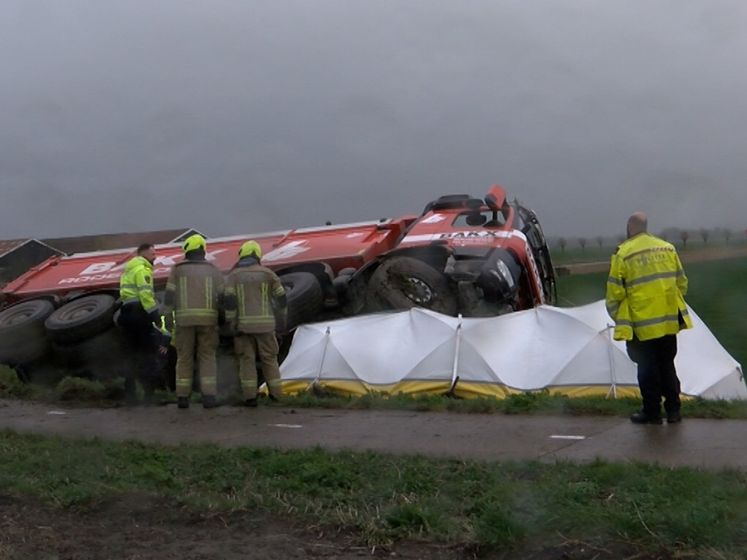 Automobilist overleden na frontale botsing met vrachtwagen