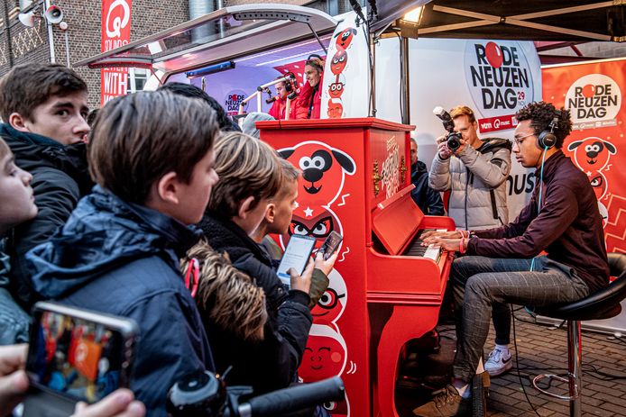 Israel Ramos mocht als eerste de Rode Neuzen Piano bespelen.