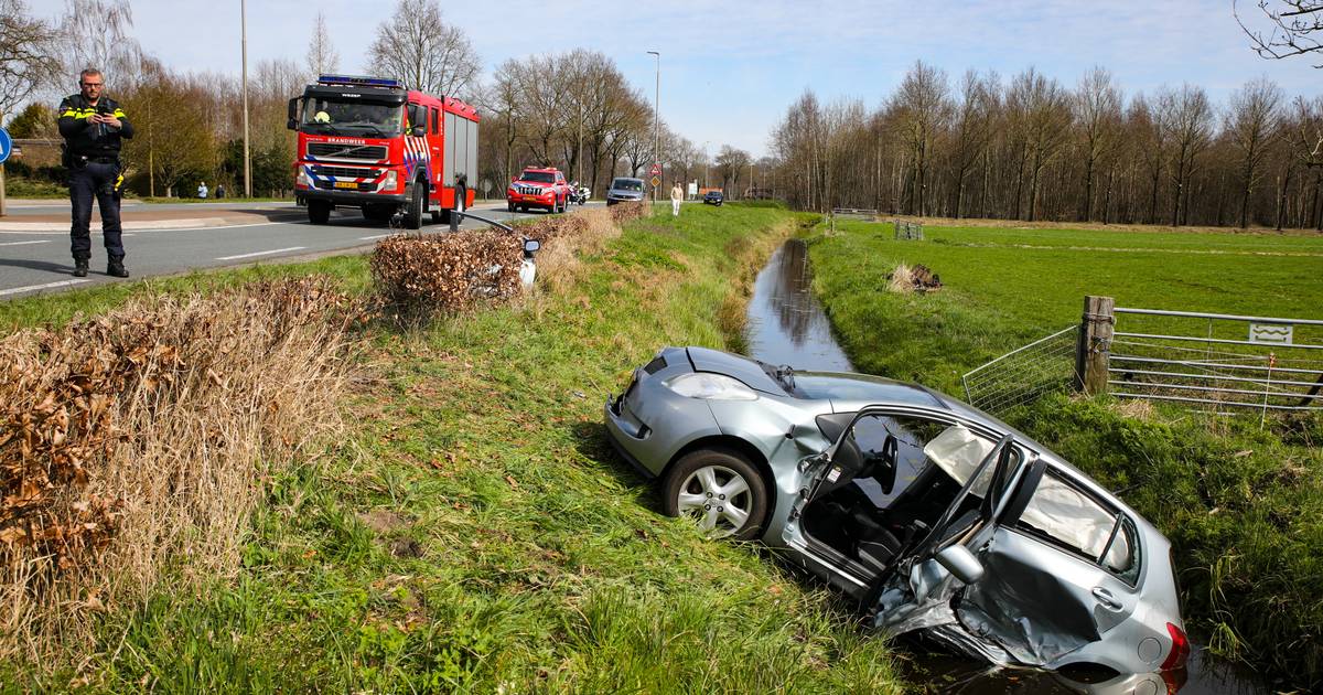 Twee gewonden bij harde botsing op kruising ‘straatwegen’ in Wezep.