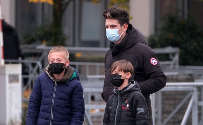 Topper Wout van Aert mag dan wel zijn fiets op stal gelaten hebben vandaag, hij kwam wél kijken naar de cross. Mathias en Alexander Pareyt uit Kuurne hadden hun idool al snel gespot, en slaagden erin een foto met hem te scoren.