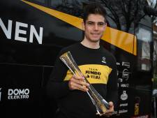 Wout van Aert a reçu son trophée de Sportif de l'année avant le cross des As à Loenhout
