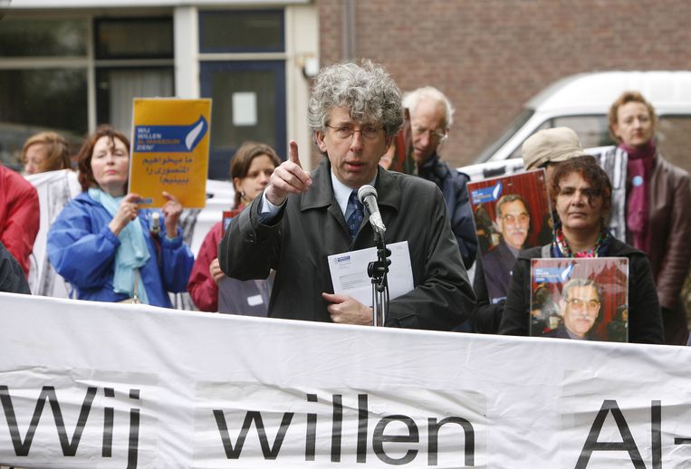 Eduard Nazarski, directeur van Amnesty International, spreekt tijdens de demonstratie waarin wordt gepleit voor de vrijlating van Mansouri. Beeld ANP