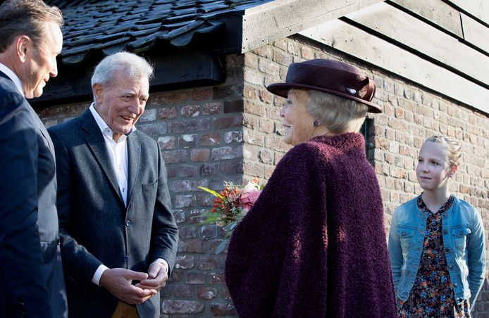 Voorzitter Harrie Verkampen ontvangt prinses Beatrix in het Boerenbondsmuseum in Gemert ter gelegenheid van het 125-jarig bestaan van de NCB.