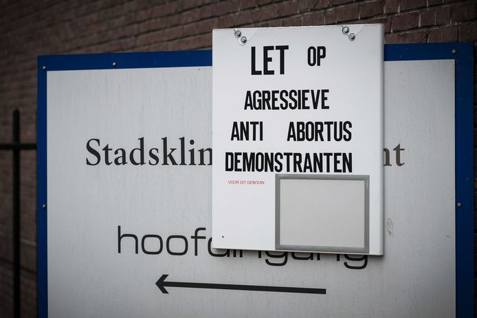 Voor de deur van abortuskliniek het Vrelinghuis is begin dit jaar een bord opgehangen waarmee wordt gewaarschuwd voor ‘agressieve’ anti-abortusdemonstranten.
