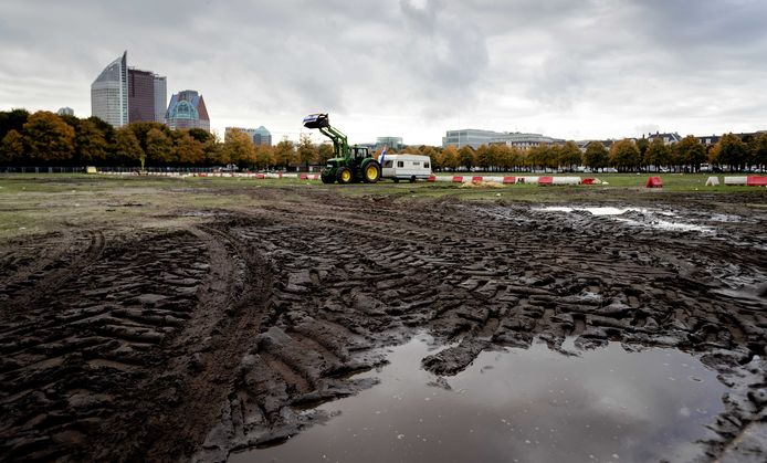 Het grasveld is volgens de beheerder op diverse plekken ‘compleet kapotgereden’ door de honderden tractoren