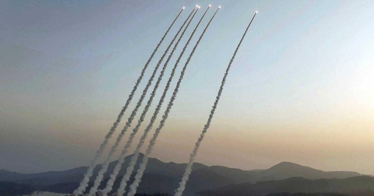 Северная Корея запускает две крылатые ракеты с подводной лодки |  снаружи