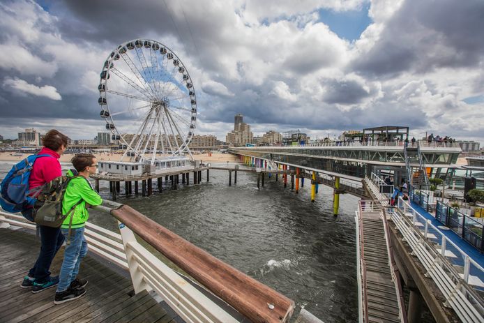 De Scheveningse Pier gezien vanaf de toren waar mensen kunnen bungeejumpen.