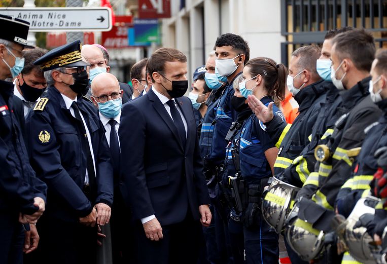 De Franse president Emmanuel Macron bezoekt de plaats van de aanslag.  Beeld Reuters