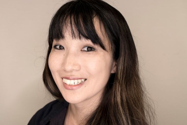 Makiko uit Japan: ‘Als wij daten, duurt het vier dagen voordat je iemands hand mag aanraken. Op dag twee denk je dan al: de chemie is er niet, laat maar.’ Beeld Lieve Blancquaert