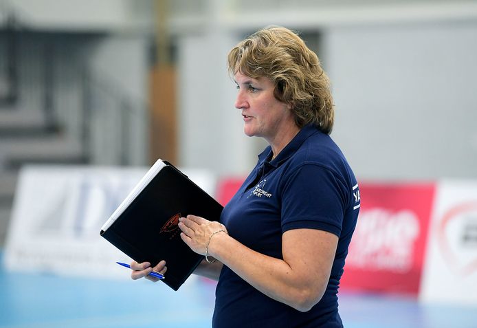 Sliedrecht Sport-coach Vera Koenen viel er met haar team tegen Stuttgart geen eer te behalen.