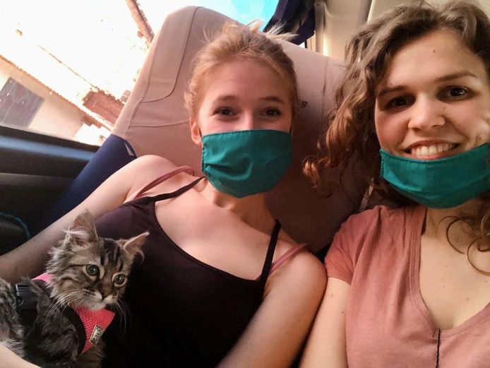 Selena Ali (links) en Fran De Nyn (rechts) bij hun terugkeer van stage uit Peru. Katje Lee zit op schoot bij Selena.