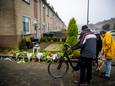 Mensen hebben bloemen neergelegd bij de woning van de neergestoken Rachel (30) uit Abbenbroek. Ze werd voor de ogen van haar 7-jarige dochtertje maandagochtend op straat gedood.