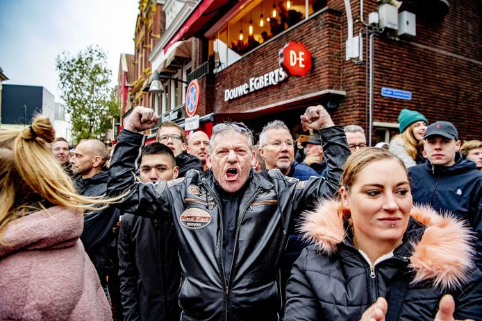 Voorstanders van Zwarte Piet demonstreren tijdens de intocht van Sinterklaas in Leeuwarden.