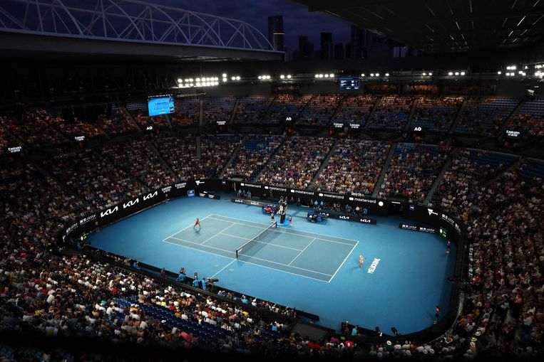De Rod Laver Arena zit aardig vol voor de halve finale tussen Ashleigh Barty en Madison Keys. Beeld AFP