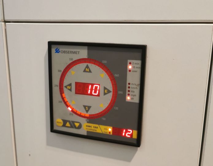 Windkracht tien noteert de windmeter bij de receptie van de Euromast.