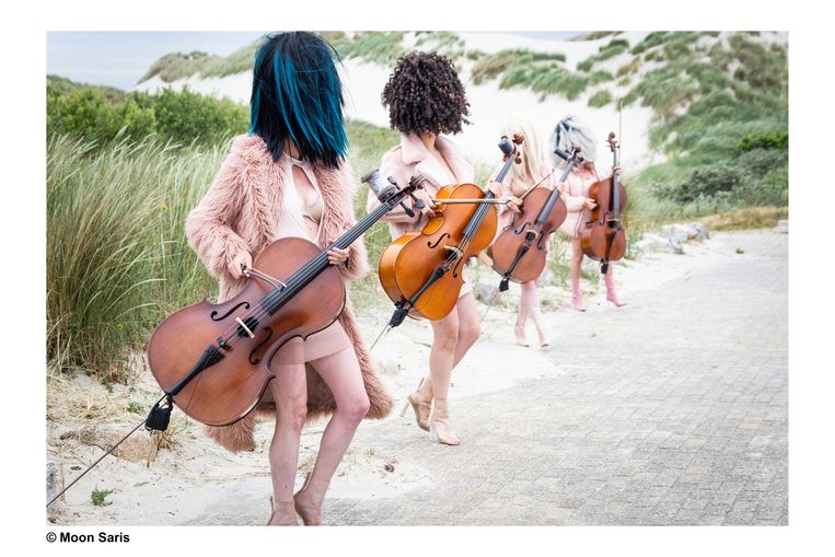 Cellisten van het Cello Octet Amsterdam in Instant Love van Via Berlin Beeld Moon Saris