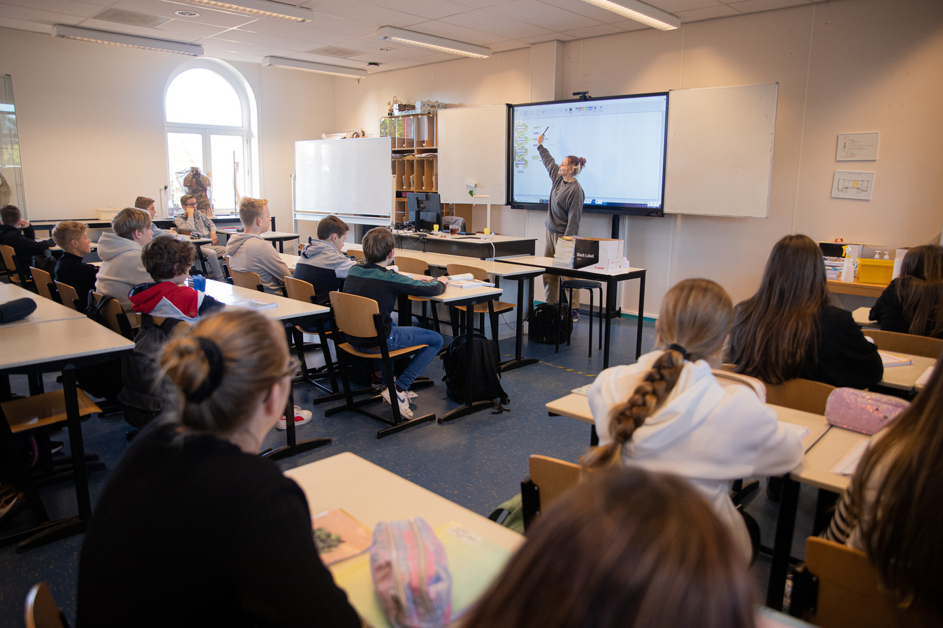 Dominika Drezwicka, VWO-eindexamenleerling van het Lodewijk College in Terneuzen, mocht lessen scheikunde verzorgen in het Hulster Reynaertcollege.