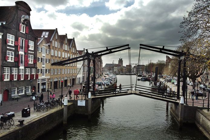 De Damiatebrug verbindt de Kuipershaven (links) met de Wolwevershaven.