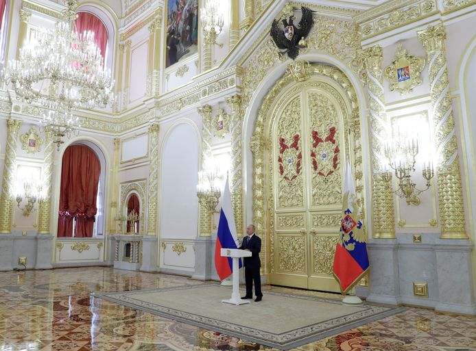 Poetin spreekt de Senaat toe in september. Niemand raakte dichter dan 10 meter bij hem.