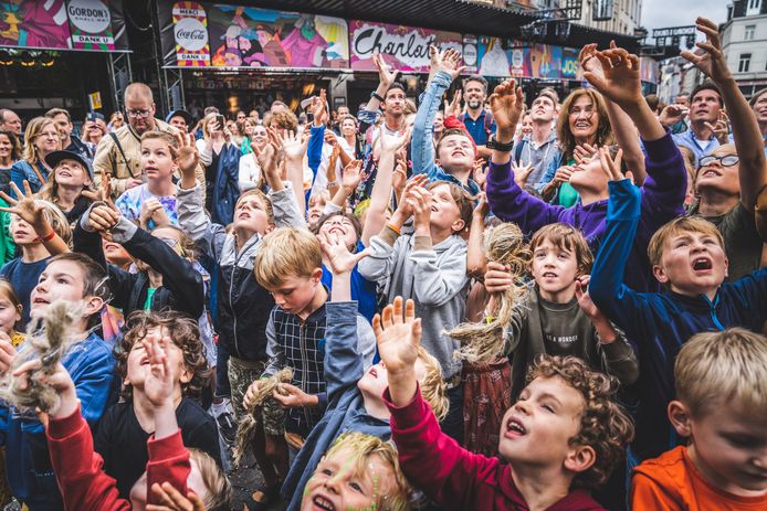 Vlaspoppenworp voor kindjes op de Vlasmarkt