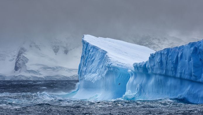 Een gigantische ijsberg nabij Antarctica