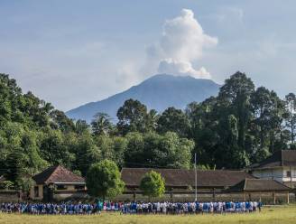 Vulkaan Agung op Bali spuwt enorme aswolk uit