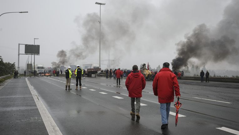 Stakers van de FGTB blokkeerden maandag de snelweg in Luik. Beeld BELGA