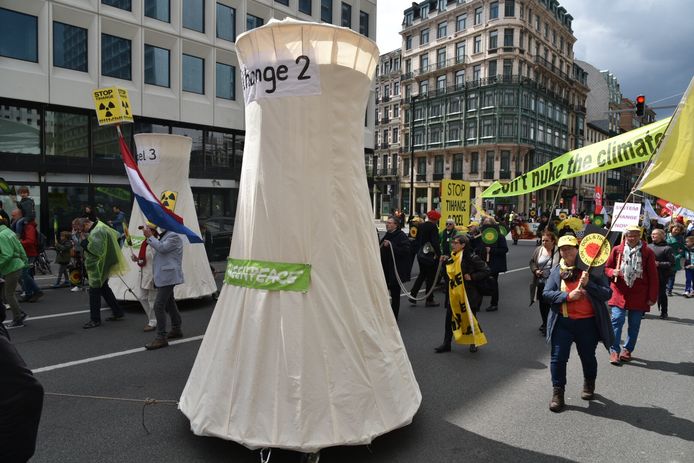 Greenpeace-activisten hadden nagebouwde koeltorens van Doel en Tihange bij.